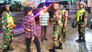 Patroli Babinsa Bekasi bersama warga siskamling di Pondok Gede