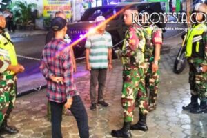 Patroli Babinsa Bekasi bersama warga siskamling di Pondok Gede