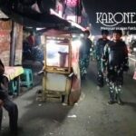 Personel Babinsa Kodim Tangerang melakukan patroli malam dan berinteraksi dengan warga.
