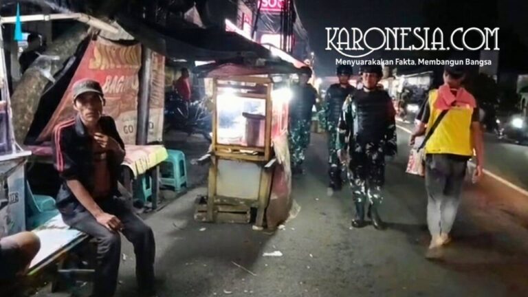 Personel Babinsa Kodim Tangerang melakukan patroli malam dan berinteraksi dengan warga.
