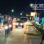 Babinsa Koramil Kranji patroli malam di permukiman warga Bekasi menjaga keamanan lingkungan