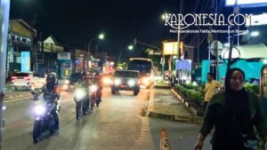 Babinsa Koramil Kranji patroli malam di permukiman warga Bekasi menjaga keamanan lingkungan