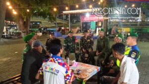 Babinsa patroli siskamling Babinsa bersama warga di Tangerang