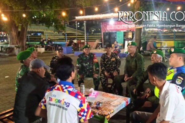 Babinsa patroli siskamling Babinsa bersama warga di Tangerang