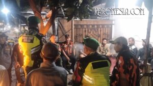 Personil Koramil 03/Teluk Pucung dan anggota Linmas melakukan patroli jalan kaki di kawasan Bekasi untuk jaga keamanan wilayah