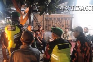 Personil Koramil 03/Teluk Pucung dan anggota Linmas melakukan patroli jalan kaki di kawasan Bekasi untuk jaga keamanan wilayah