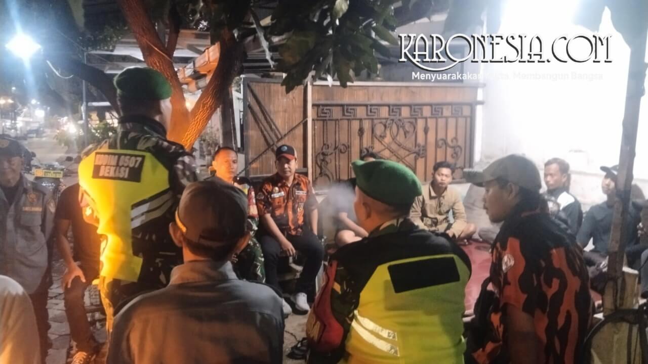 Personil Koramil 03/Teluk Pucung dan anggota Linmas melakukan patroli jalan kaki di kawasan Bekasi untuk jaga keamanan wilayah