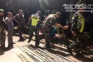 Personil Koramil 03/Teluk Pucung melakukan patroli jalan kaki di kawasan rawan Kota Bekasi saat Ramadhan 2026