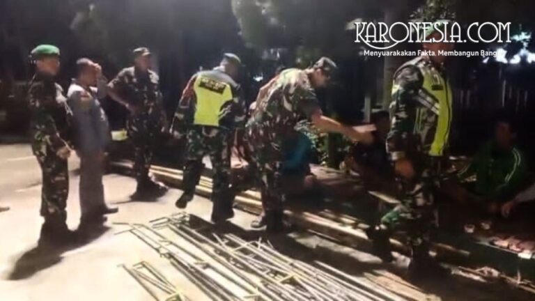 Personil Koramil 03/Teluk Pucung melakukan patroli jalan kaki di kawasan rawan Kota Bekasi saat Ramadhan 2026