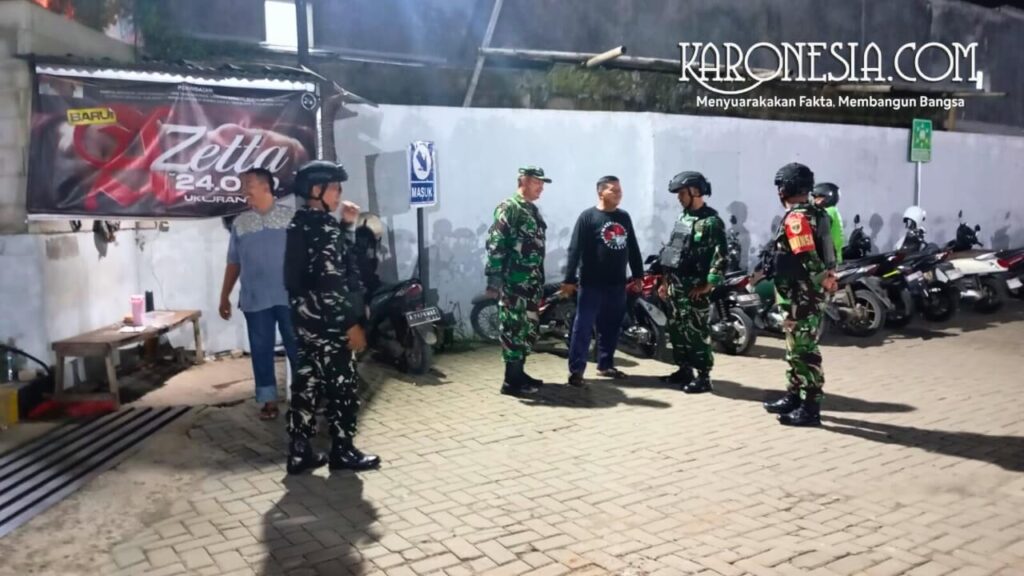 Personil Koramil 05/Balaraja berinteraksi dengan warga saat patroli malam di kawasan industri Balaraja, Kabupaten Tangerang.