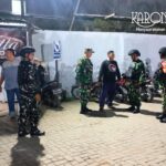 Personil Koramil 05/Balaraja berinteraksi dengan warga saat patroli malam di kawasan industri Balaraja, Kabupaten Tangerang.