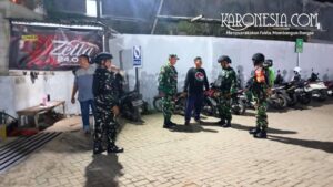 Personil Koramil 05/Balaraja berinteraksi dengan warga saat patroli malam di kawasan industri Balaraja, Kabupaten Tangerang.