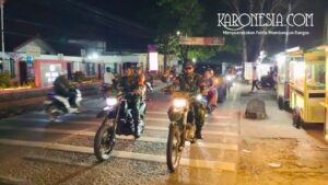 Personel Koramil Sepatan melakukan patroli malam di Tangerang