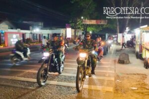 Personel Koramil Sepatan melakukan patroli malam di Tangerang