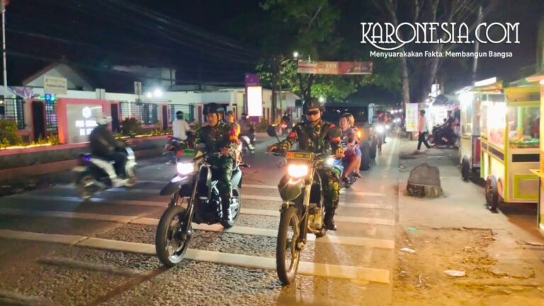Personel Koramil Sepatan melakukan patroli malam di Tangerang
