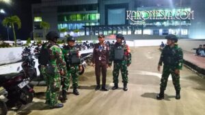 Personel Koramil 06/Tigaraksa bersama aparat keamanan melakukan patroli malam Tigaraksa di area fasilitas publik Kabupaten Tangerang untuk menjaga keamanan wilayah.