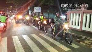 Aparat gabungan Koramil, Satpol PP dan Linmas patroli malam di Kranji Bekasi