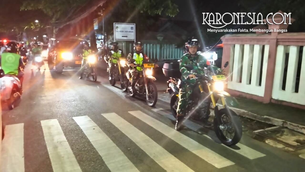 Aparat gabungan Koramil, Satpol PP dan Linmas patroli malam di Kranji Bekasi
