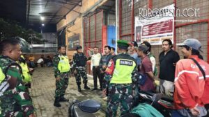 Babinsa dan warga patroli malam Ramadhan di Pondok Gede Bekasi