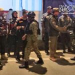 Aparat TNI-Polri dan warga melakukan patroli sahur di Ciracas Jakarta Timur