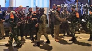 Aparat TNI-Polri dan warga melakukan patroli sahur di Ciracas Jakarta Timur