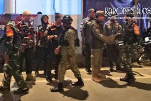 Aparat TNI-Polri dan warga melakukan patroli sahur di Ciracas Jakarta Timur