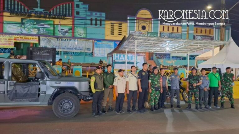 Babinsa dan warga melakukan patroli Siskamling malam di permukiman Tangerang