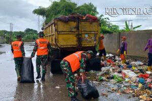 Personel Koramil 05 Balaraja bersama warga membersihkan sampah di Desa Tobat