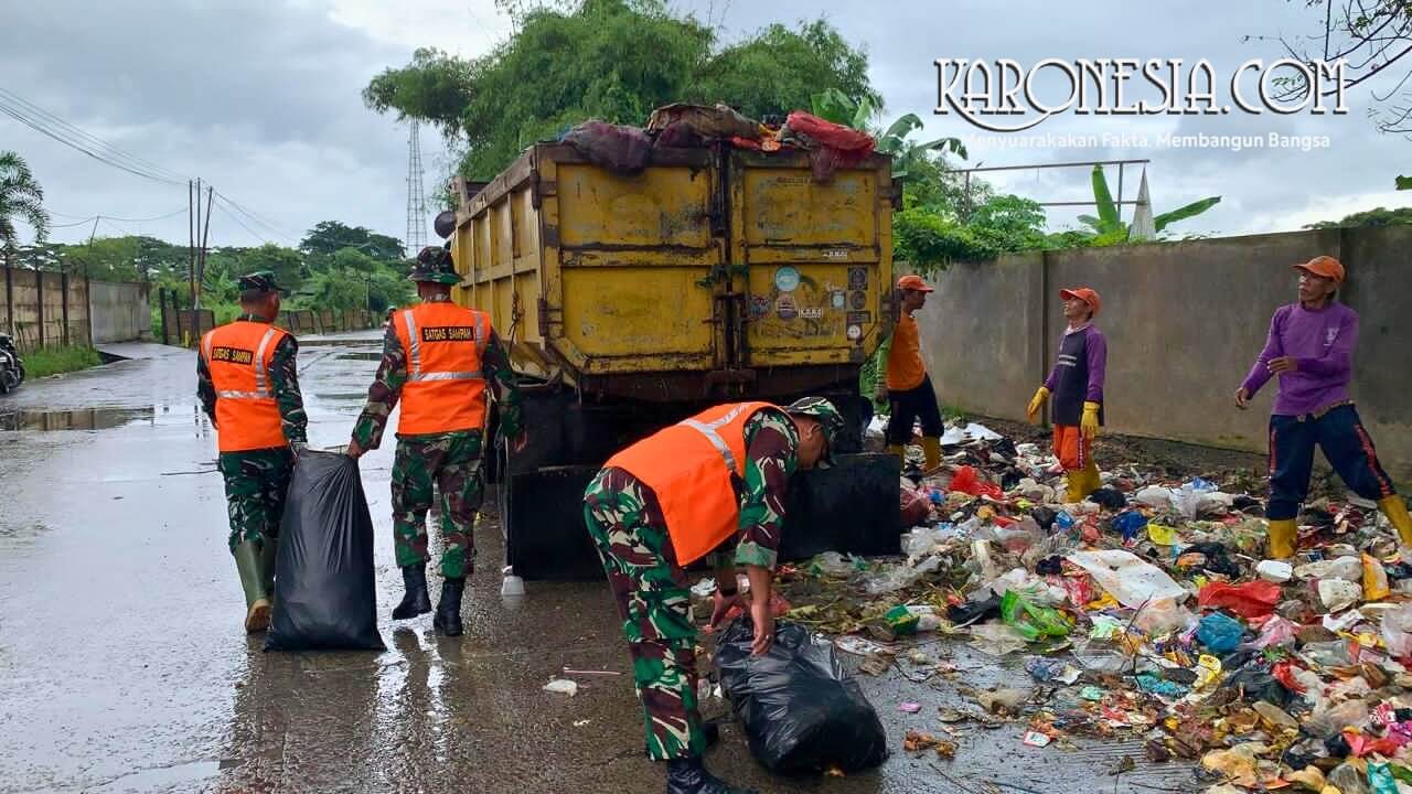 Personel Koramil 05 Balaraja bersama warga membersihkan sampah di Desa Tobat