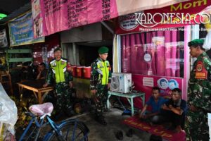 Babinsa Koramil Kranji melaksanakan patroli wilayah dalam pembinaan teritorial di Kota Bekasi