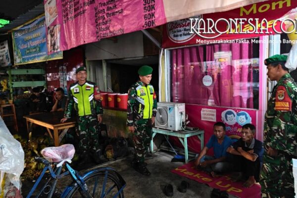 Babinsa Koramil Kranji melaksanakan patroli wilayah dalam pembinaan teritorial di Kota Bekasi