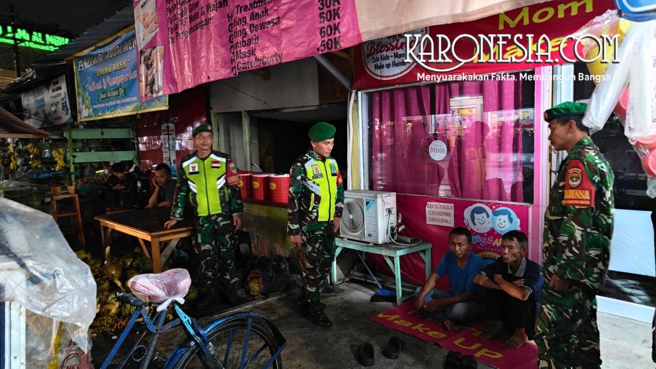 Babinsa Koramil Kranji melaksanakan patroli wilayah dalam pembinaan teritorial di Kota Bekasi