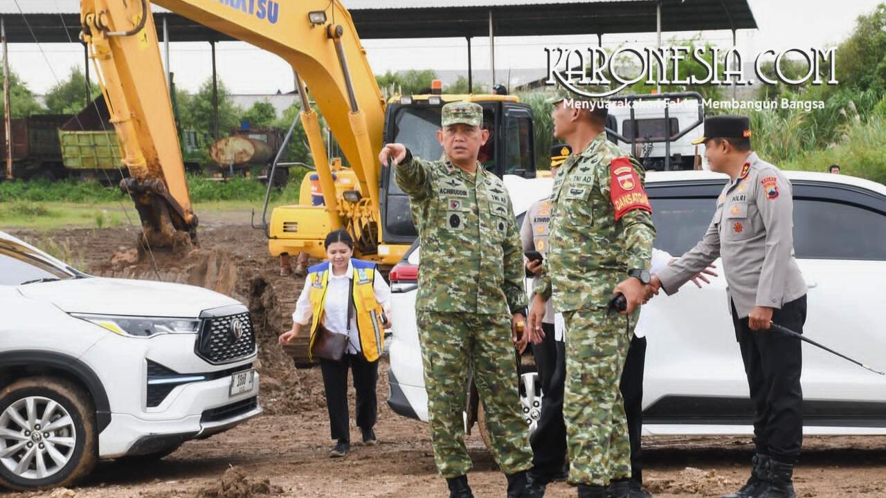 Pangdam IV Diponegoro mendampingi Wapres Gibran meninjau proyek tanggul laut Kaligawe dalam pengamanan kunjungan Wapres