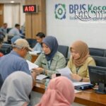 Peserta BPJS Kesehatan mengurus administrasi JKN kelas 3 terkait penghapusan tunggakan iuran di kantor layanan kesehatan