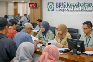 Peserta BPJS Kesehatan mengurus administrasi JKN kelas 3 terkait penghapusan tunggakan iuran di kantor layanan kesehatan