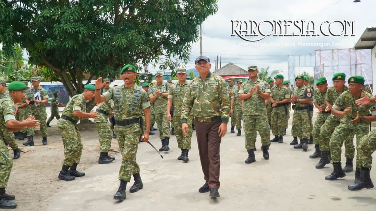 Menhan Sjafrie disambut prajurit Yonif TP 888 didampingi Pangdam di Rembang