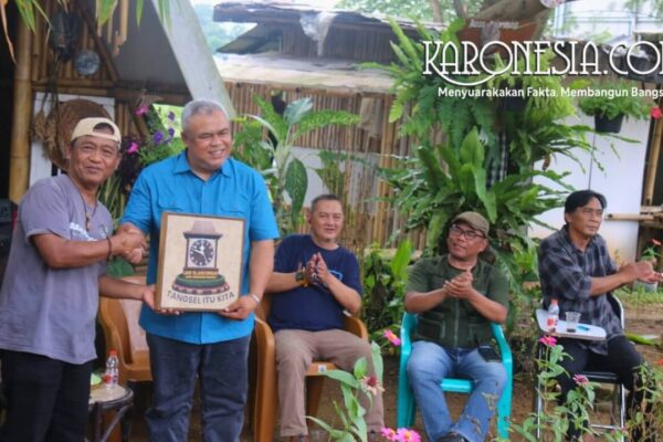 Penyerahan plakat ikonik Jam Blandongan Tangerang Selatan.