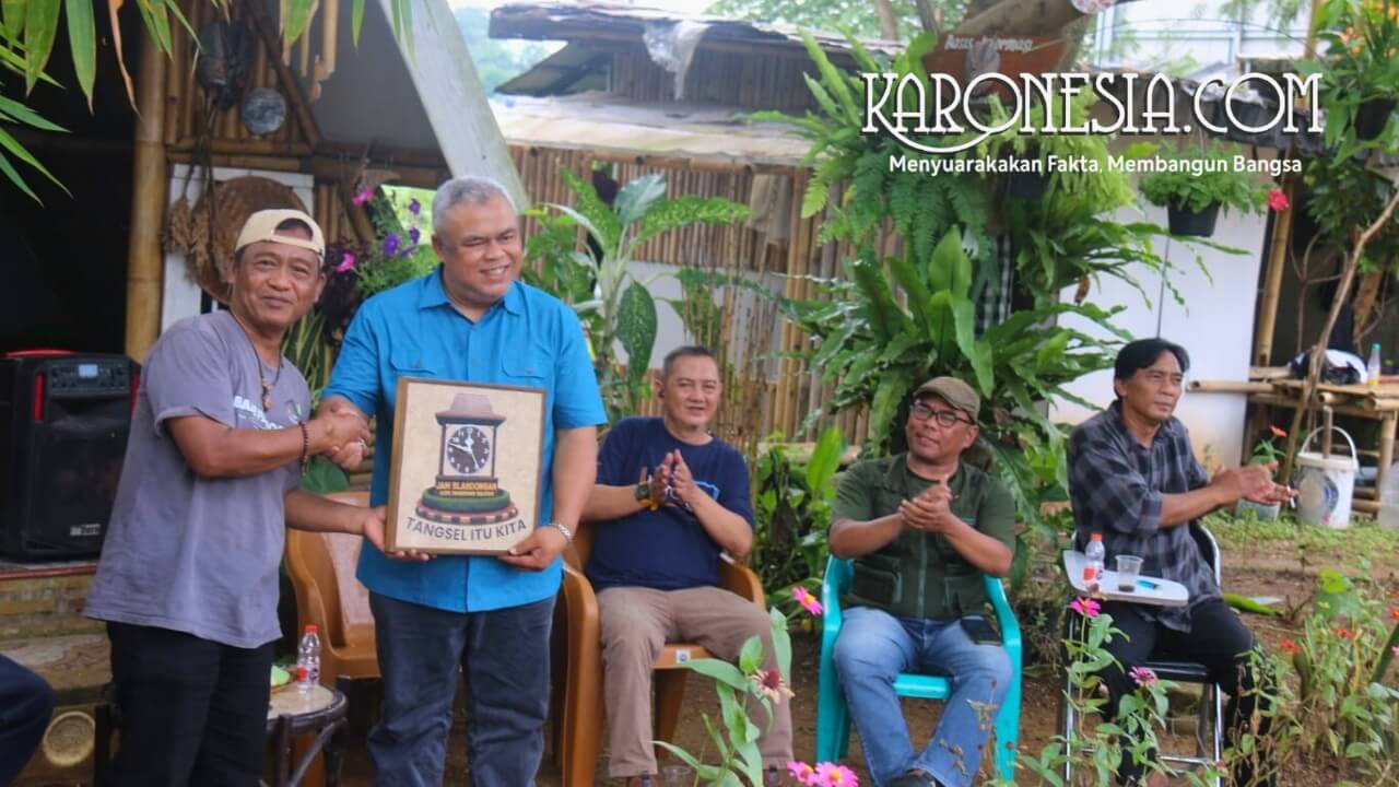 Penyerahan plakat ikonik Jam Blandongan Tangerang Selatan.