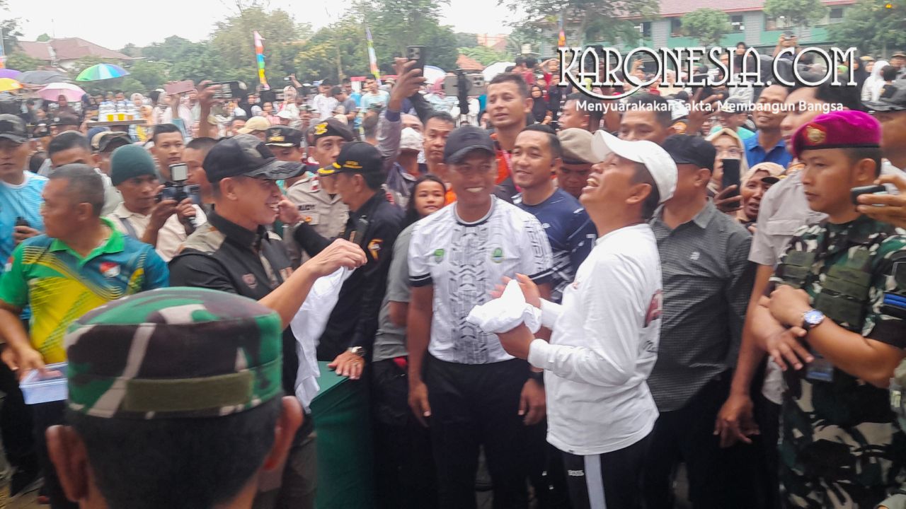 Pejabat daerah bersama aparat TNI–Polri berinteraksi dengan warga pada kegiatan peresmian RTP Padurenan Kota Bekasi