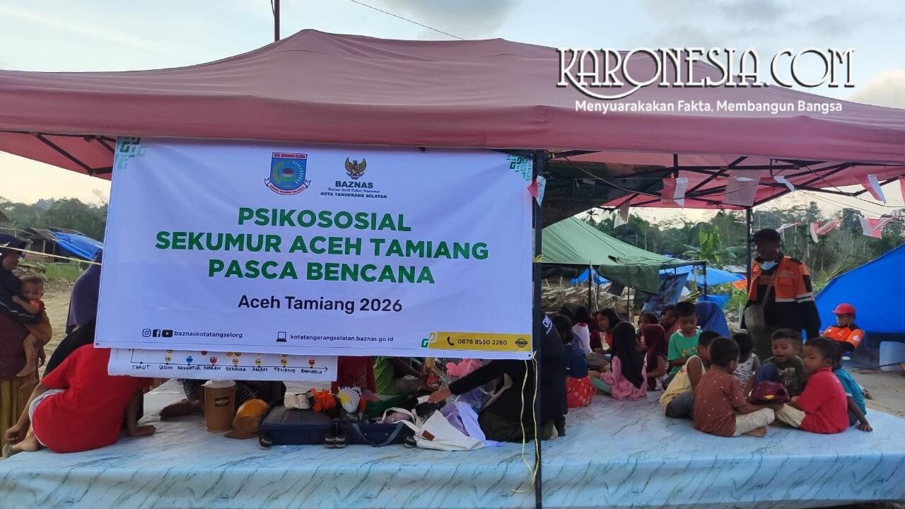 Relawan Baznas Tangsel memberikan pendampingan psikososial kepada anak-anak korban banjir Aceh Tamiang