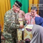 warga menerima santunan Ramadhan Matraman Jakarta Timur