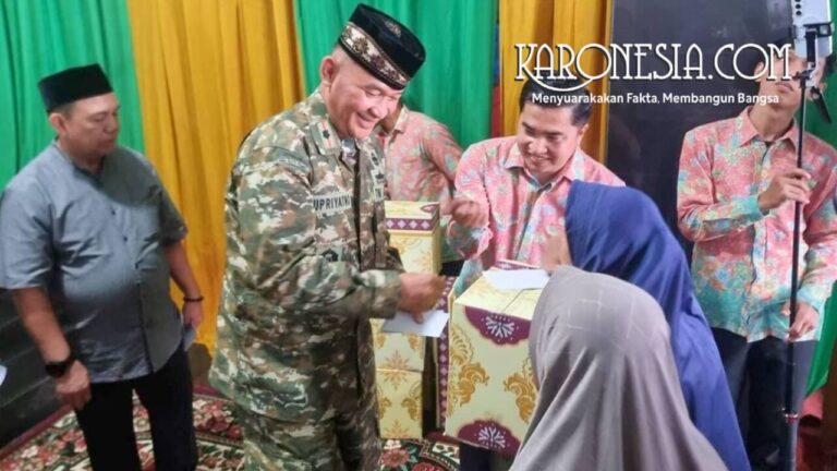 warga menerima santunan Ramadhan Matraman Jakarta Timur