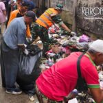 Personel Koramil 02 Curug dan warga membersihkan sampah di Curug Wetan