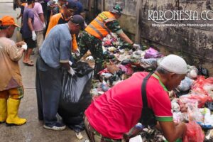 Personel Koramil 02 Curug dan warga membersihkan sampah di Curug Wetan