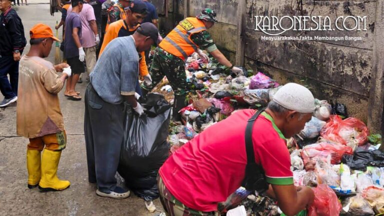 Personel Koramil 02 Curug dan warga membersihkan sampah di Curug Wetan