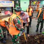 Satgas Sampah Kodim 0510 membersihkan lapangan warga di Legok