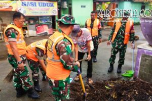 Satgas Sampah Kodim 0510 membersihkan lapangan warga di Legok