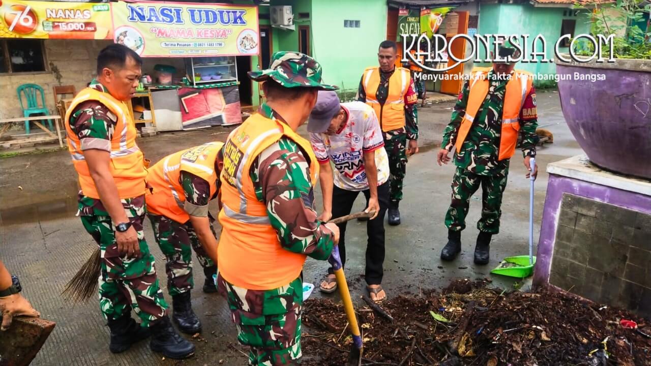 Satgas Sampah Kodim 0510 membersihkan lapangan warga di Legok