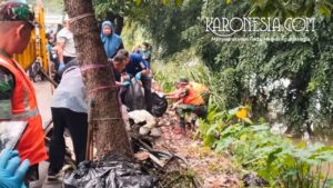 Satgas sampah Koramil Batuceper membersihkan bantaran sungai Tangerang