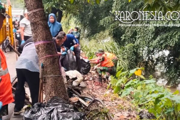 Satgas sampah Koramil Batuceper membersihkan bantaran sungai Tangerang